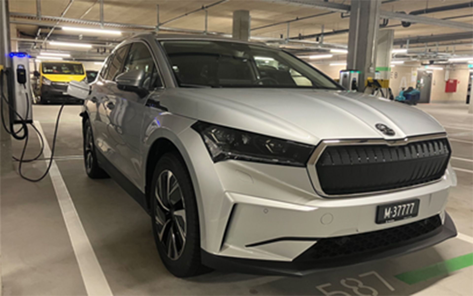 Bild eines Skoda Enyaq beim Laden