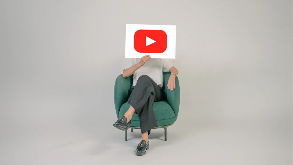 Frau die ein YouTube Schild auf hochhält