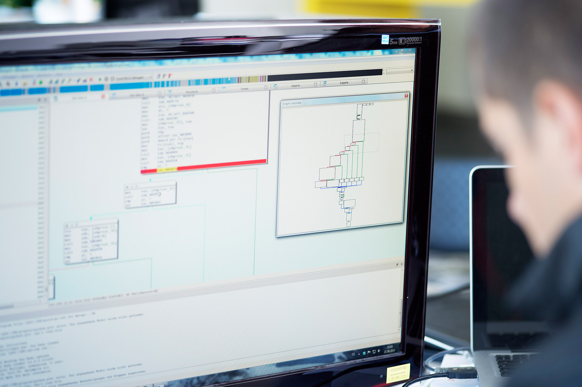 Eine Person schaut in ein Computer Bildschirm