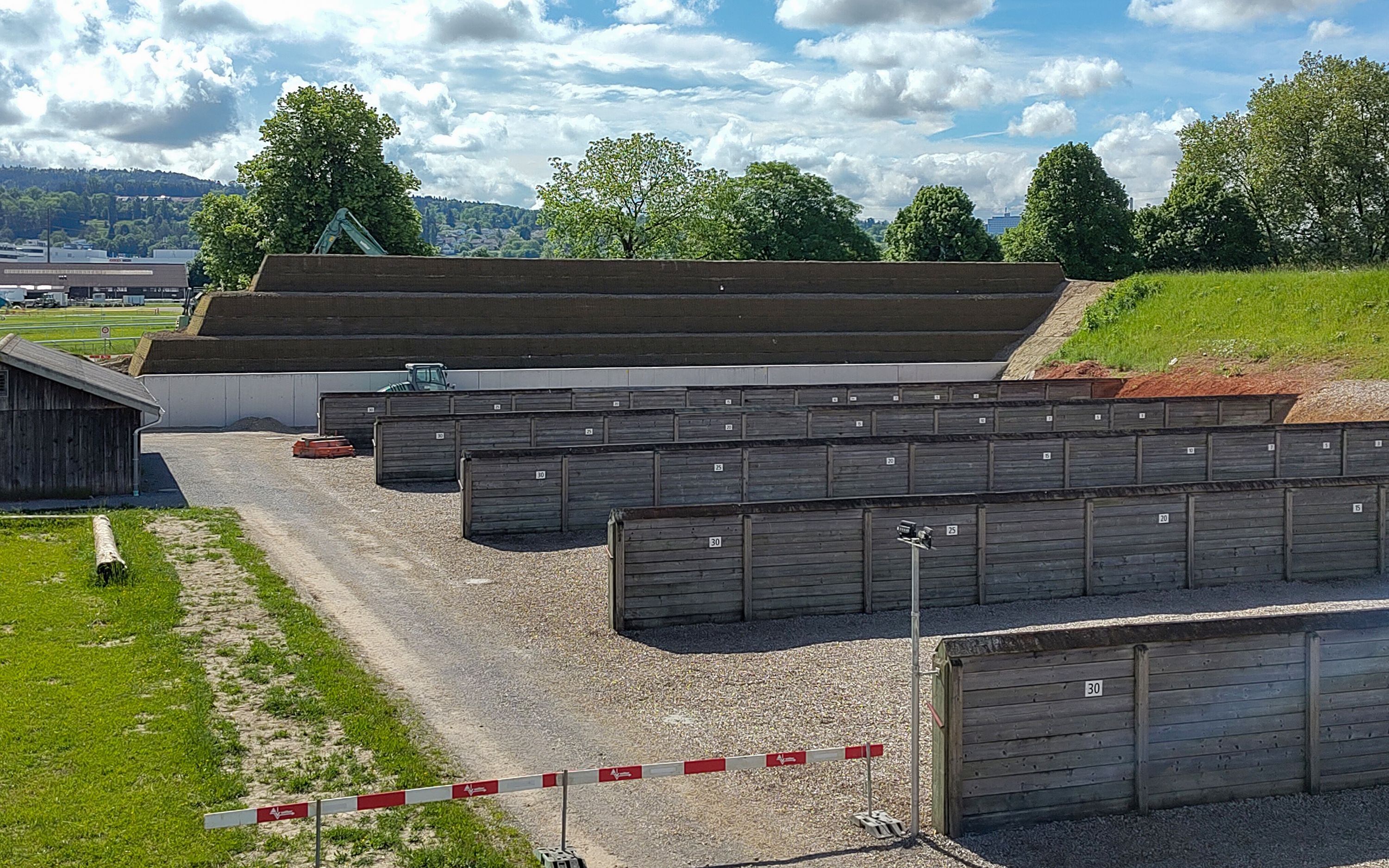 Die sechs neuen Schiessanlagen reduzieren durch die 4.5 Meter hohen Schutzwände die Lärmemissionen in der Umgebung.