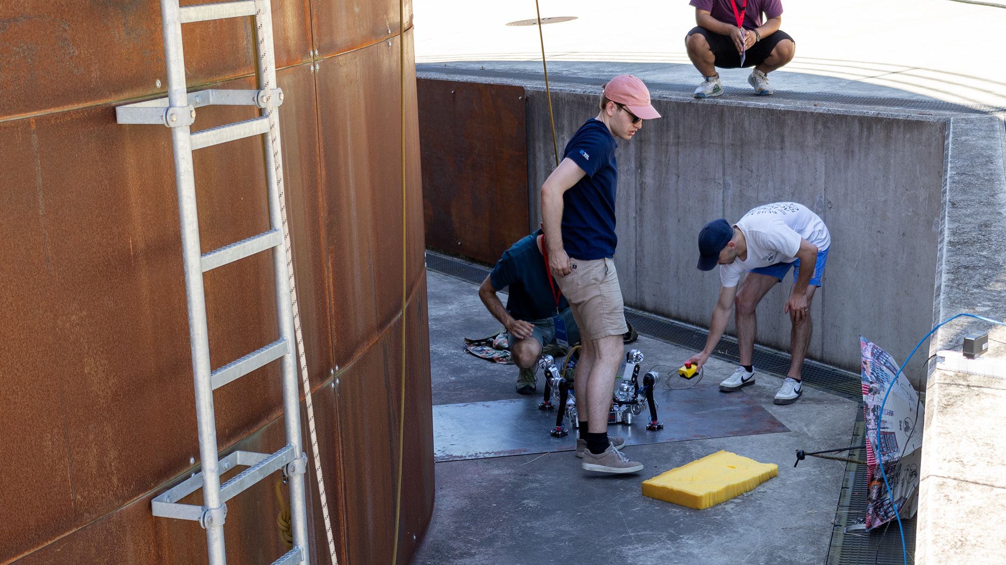 Junge Forschende stehen um ihren Forschungsdemonstrator bei ARCHE. 