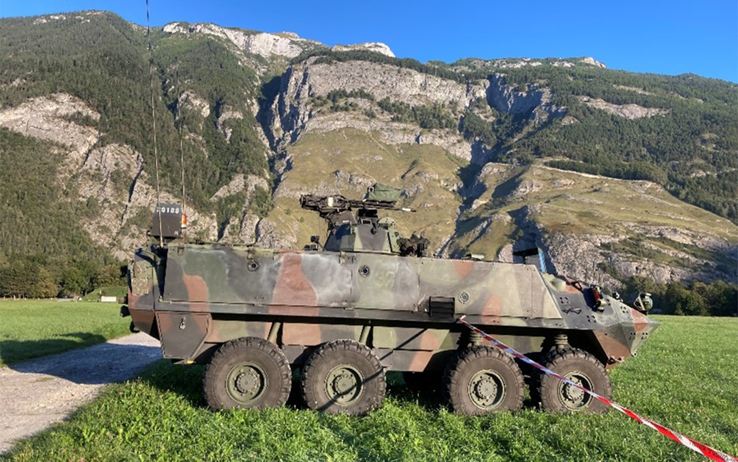 armasuisse Immobilien setzt sich in Zusammenarbeit mit dem Armeelogistikcenter Hinwil und der Infanterieschule 12 für die Biodiversitätsförderung ein. Zusätzlich soll das Grossbrandrisiko am trockenen Zielhang Calanda minimiert werden.