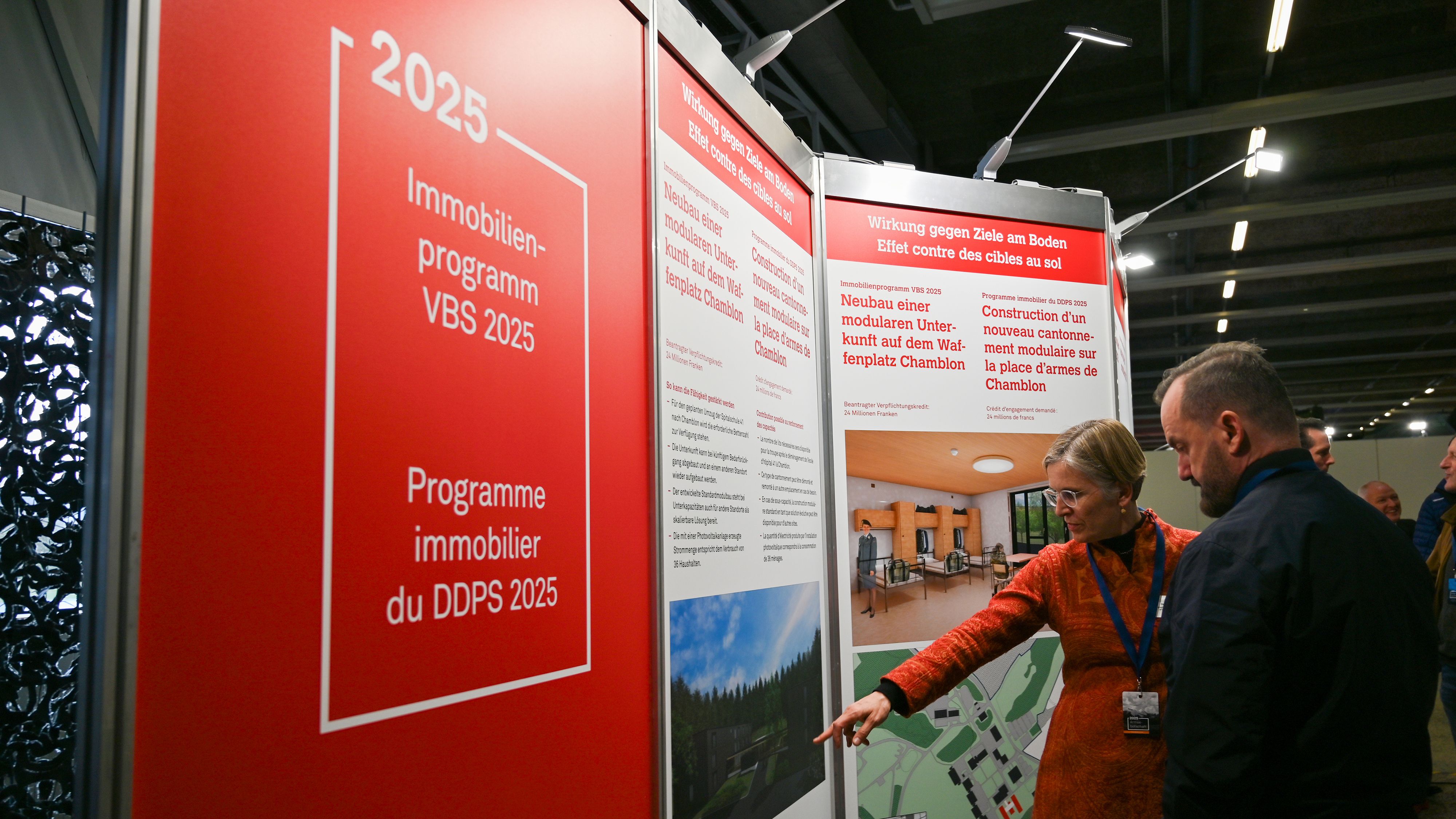 Vom 24. bis 27. März wurde in Thun das Immobilienprogramm VBS 2025 vorgestellt. Geplant sind Verbesserungen auf den Waffenplätzen Chamblon und Monteceneri, die Ressourcen sparen und die militärischen Standorte effizienter machen.