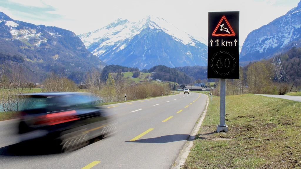 Bund und Kanton verbessern mit der fortschrittlichen Wildwarnanlage die Verkehrssicherheit und den Schutz der Wildtiere.
