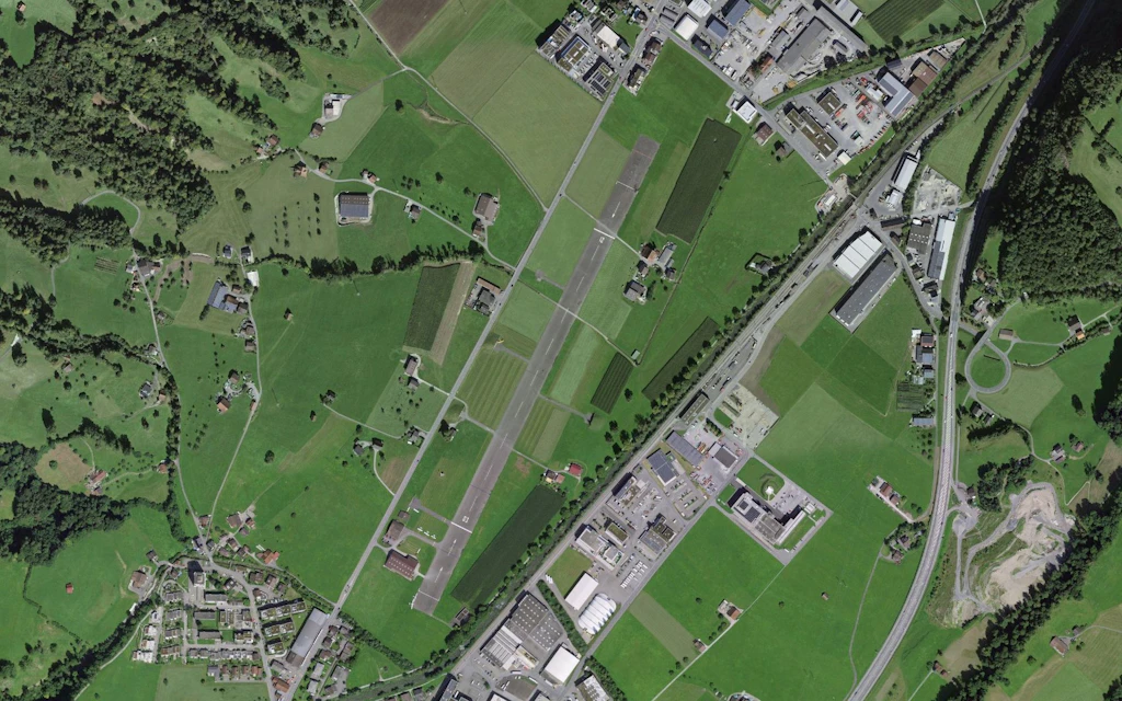 Blick aus der Vogelperspektive auf den Flugplatz Kägiswil und das umliegende Areal.