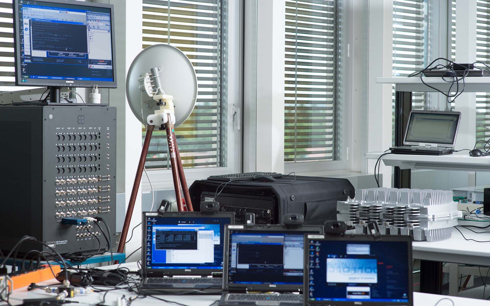 Diverse Computers und Kommunikationsgeräte in einem Raum