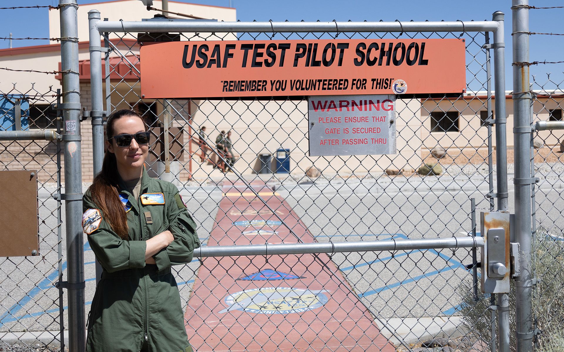 Das Bild zeigt die Testpilotin Fanny Chollet auf der Edwards Air Force Base der U.S. Air Force