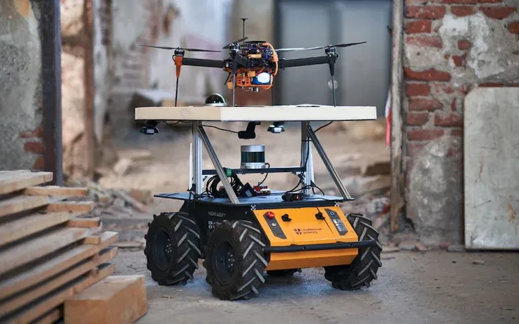 Bild von Roboter mit Drohne auf dem Dach