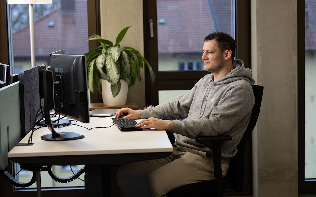 Bei armasuisse trägt Nicolas Burkhalter als Projektkaufmann II täglich zur Sicherheit der Schweiz bei.