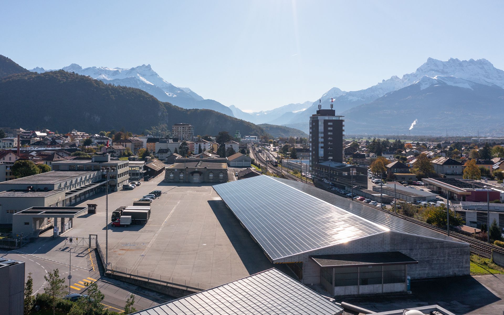 Die fortschrittliche Technologie nutzt Tageslicht sowohl als Lichtquelle als auch zur Energieerzeugung.