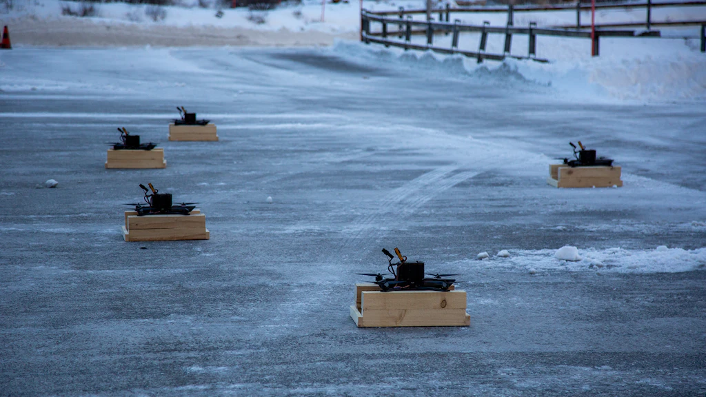 Drohnen auf einer schneebedeckten Strasse