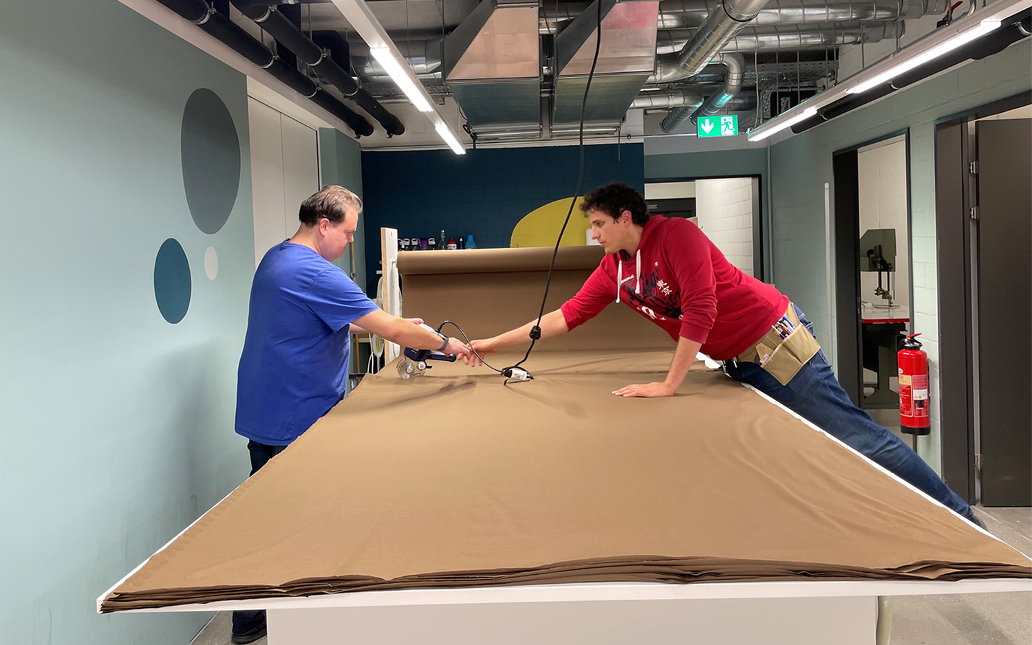 16 Lagen Jersey-Stoff werden gleichzeitig zugeschnitten