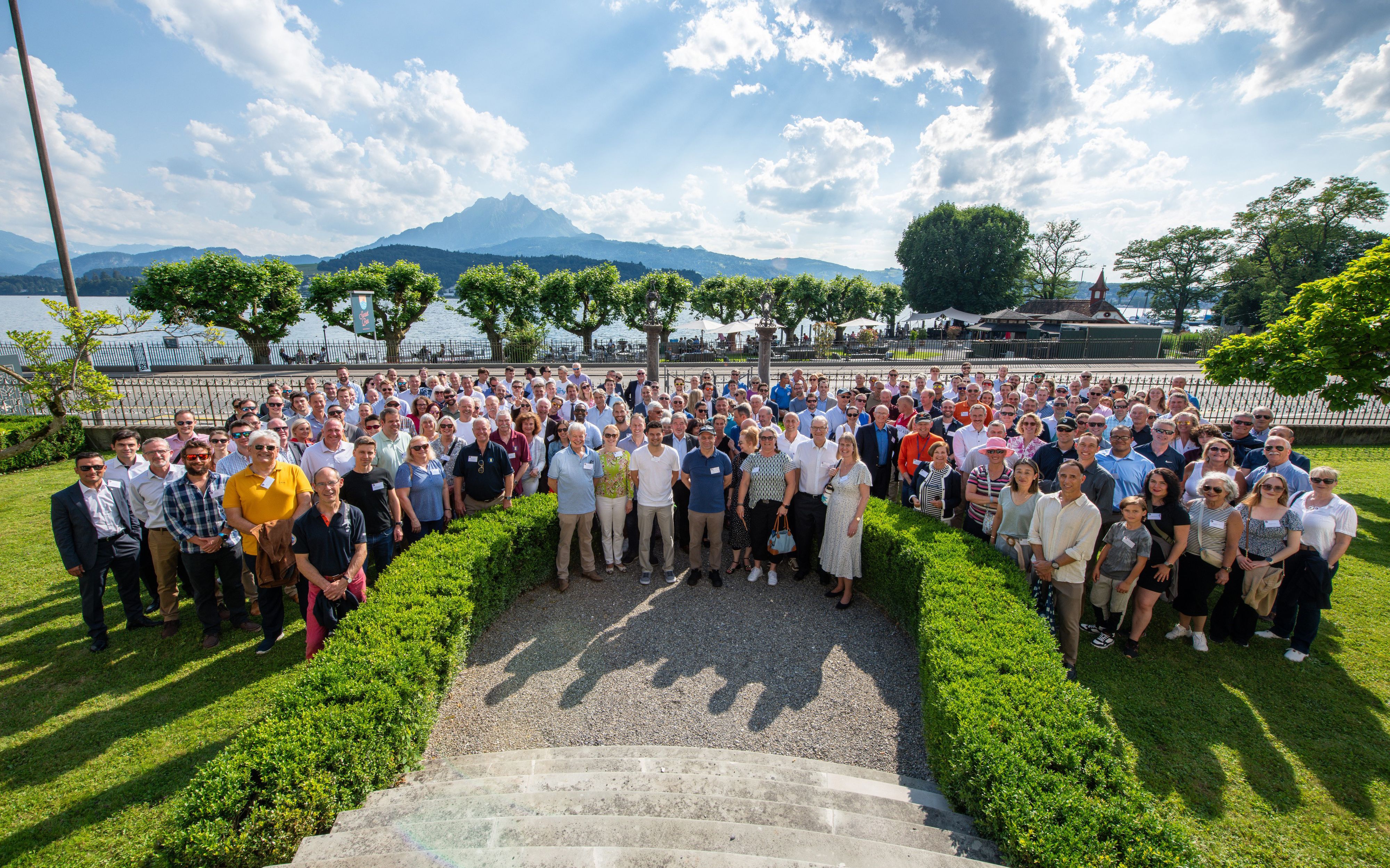 Eine Menschengruppe steht in mehreren Reihen zusammen	