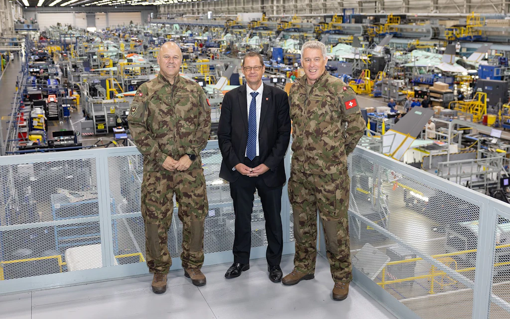 Die Schweizer Delegation mit dem Chef der Armee, Korpskommandant Benedikt Roos, dem Rüstungschef Urs Loher und dem Kommandanten der Luftwaffe, Divisionär Christian Oppliger, während des Besuchs der F 35A Fertigung bei Lockheed Martin in Fort Worth (Texas).