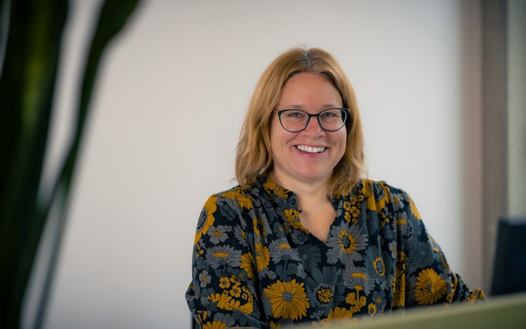 Ursula Spycher an ihrem Arbeitsplatz