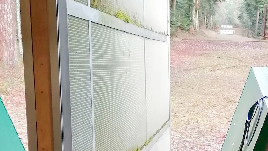 Bild eines Schiesstunnels mit Blick auf die Zielscheiben in der Ferne.