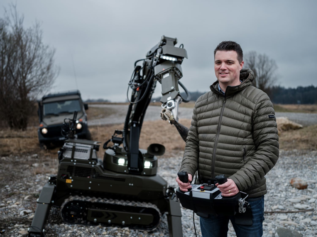 Adrian Schmitter mit Panzer