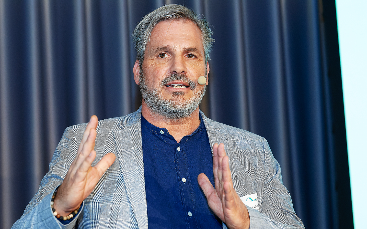 Manuel Schweizer während seiner Rede auf dem Textilsymposium 2024.