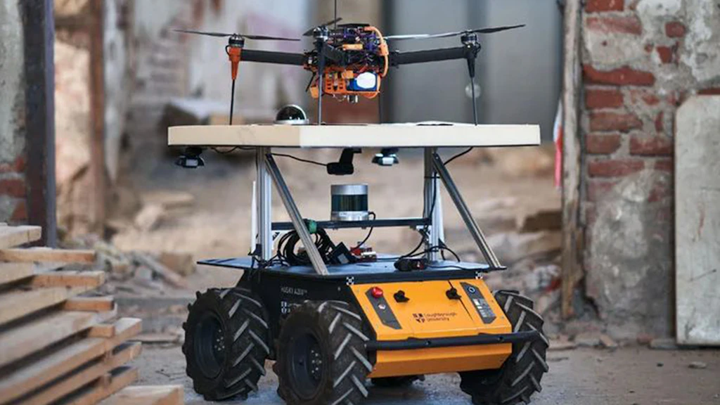 Bild von einem Roboter mit Drohne auch dem Dach