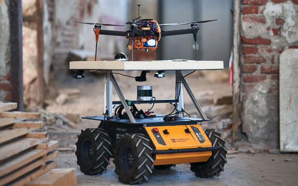 Bild von einem Roboter mit Drohne auch dem Dach