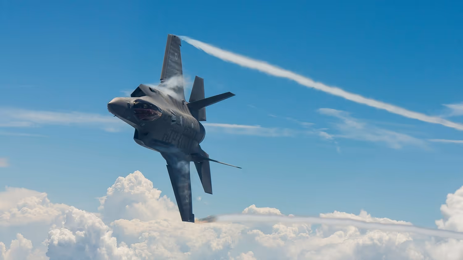 F35-A fliegend in der Luft