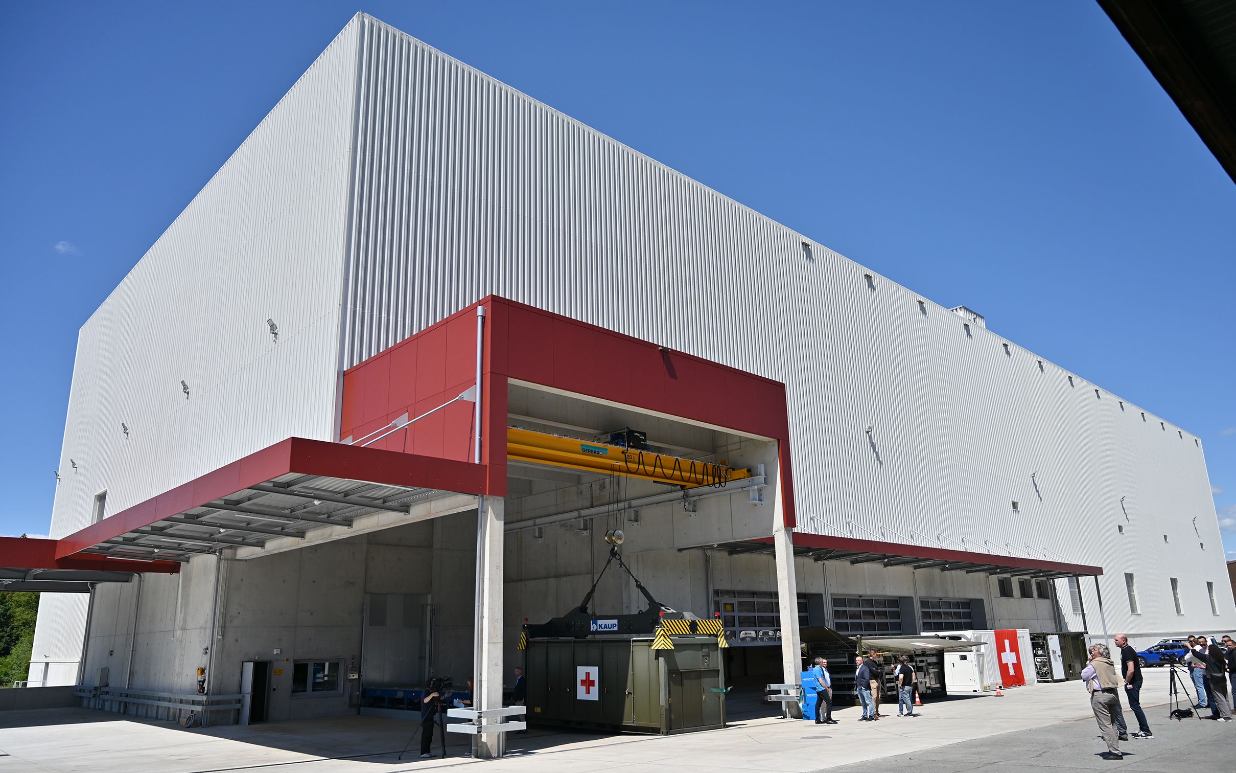 105 Meter lang, 40 Meter breit und 25 Meter hoch ist der neue Containerstützpunkt in der Armeelogistikcenter Aussenstelle Emmen. Im Innern ist Platz für 600 Container. Auf dem Dach liefern 1260 Photovoltaikpannels den Strom für den Betrieb der Anlage.