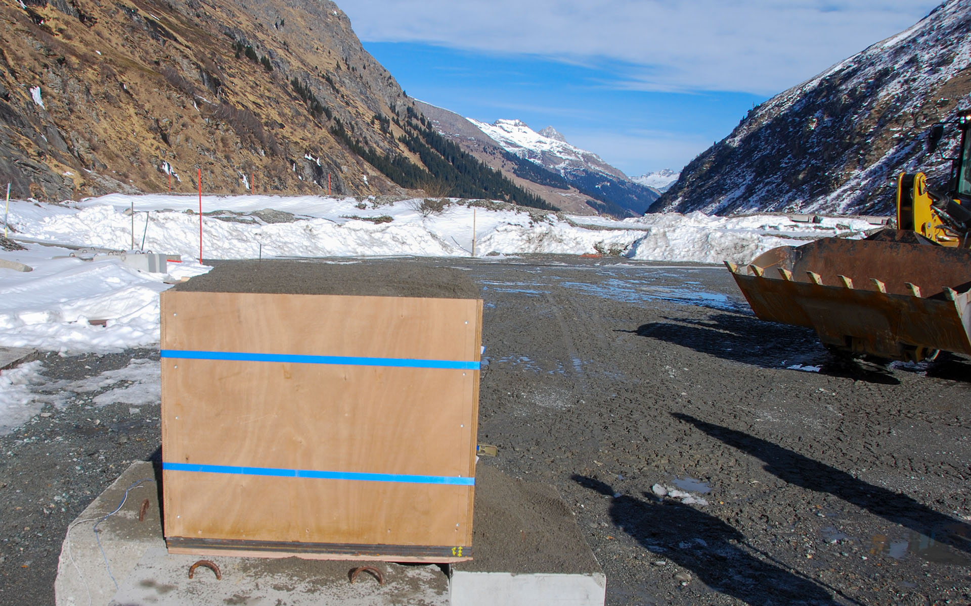 Die Granate wird mit Sand verdämmt, um eine gefüllte Schaufel zu simulieren.