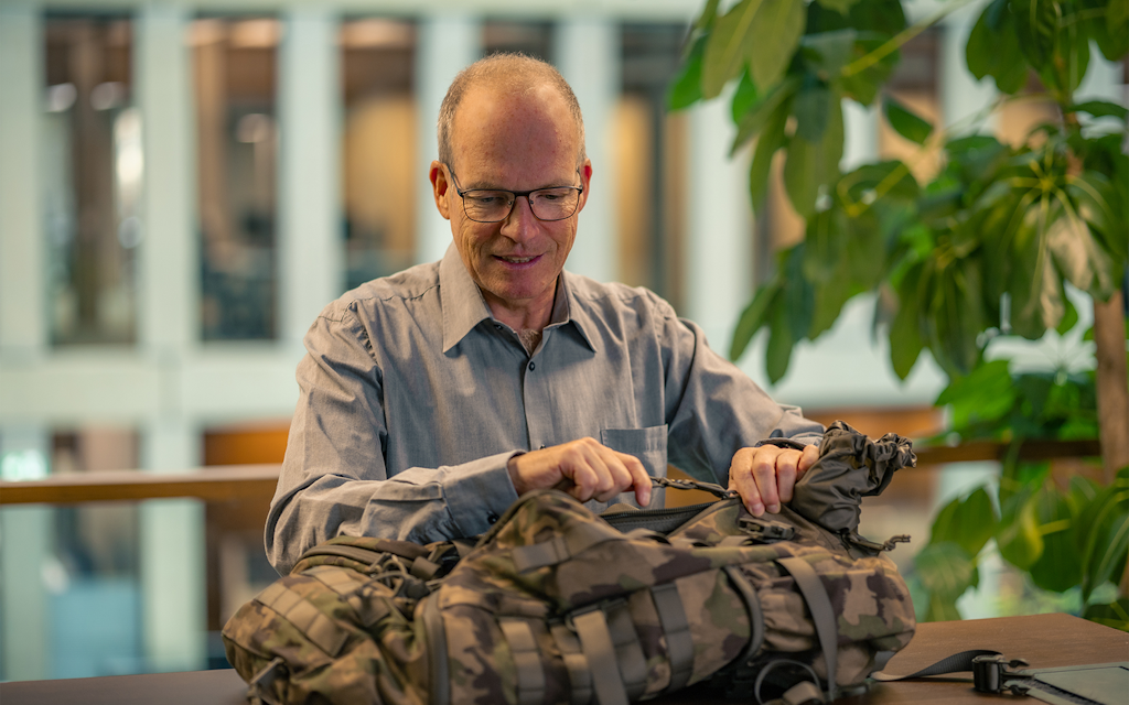 Oskar mit einem Teil der MBAS-Ausrüstung