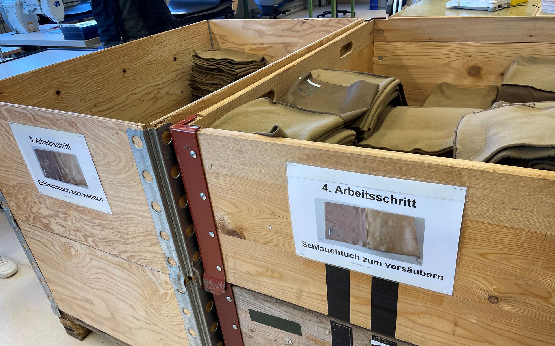 Angeschriebene und nummerierte Paletten gefüllt mit Schlauchtüchern