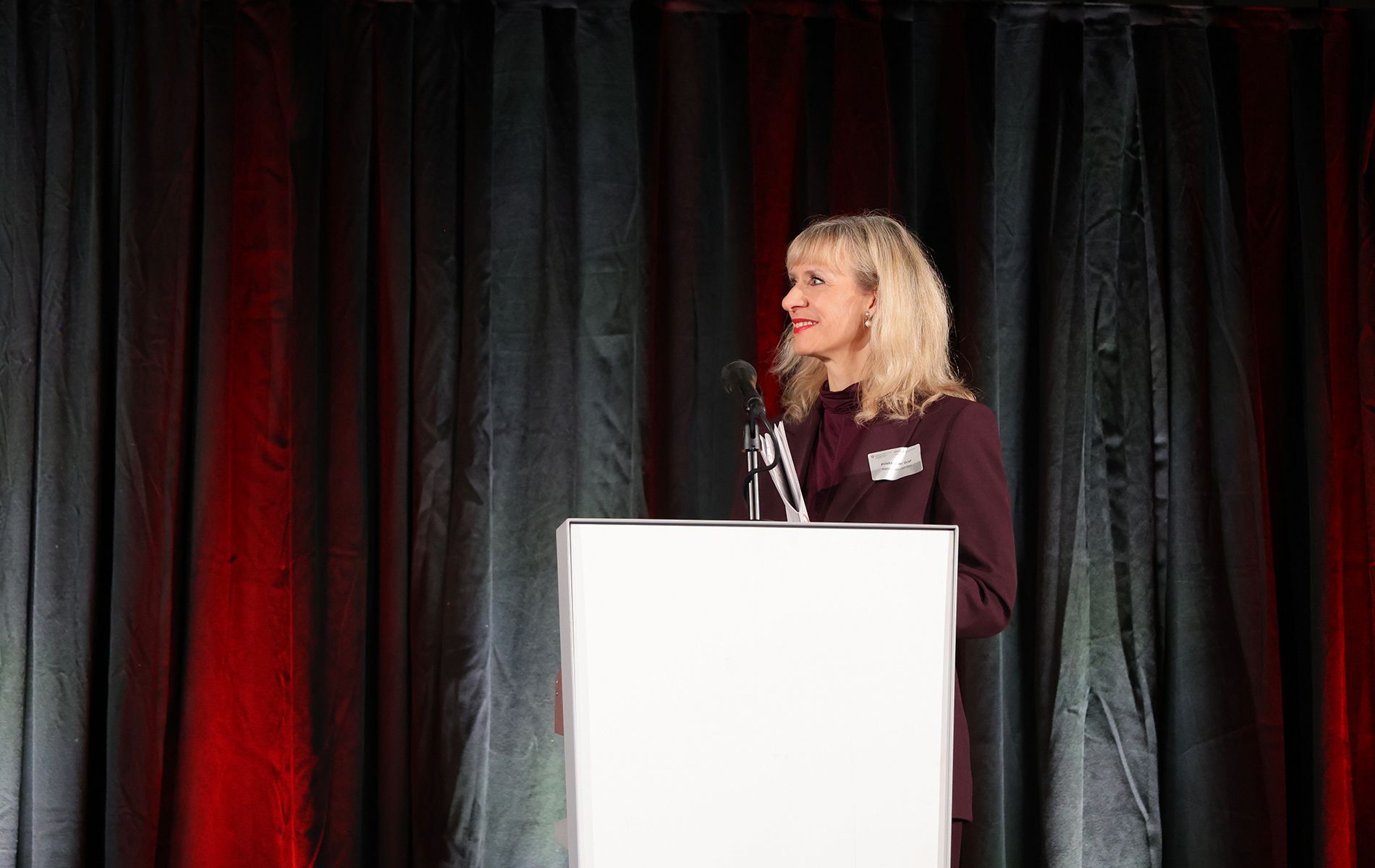 Bild der Nationalrätin Priska Seiler Graf während ihrer Rede