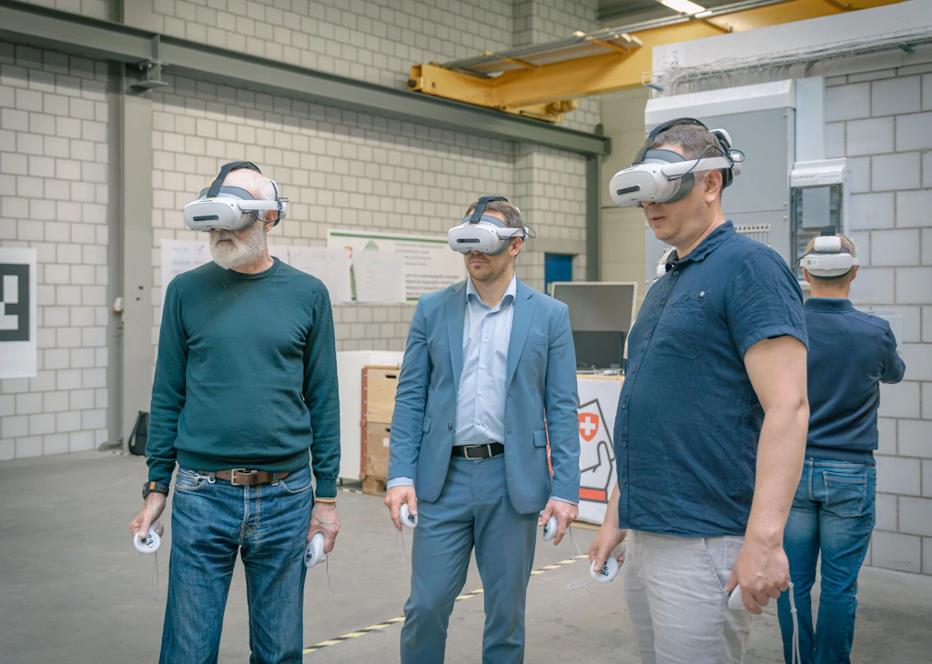 Im BIM@Lab in Thun werden Kasernen als digitale Modelle erlebbar: Mit der Virtual Reality (VR)-Brille bewegen sich die Teilnehmenden durch verschiedene Gebäude und vergleichen Flächen, Wege und die Anordnung von Räumen direkt miteinander.
