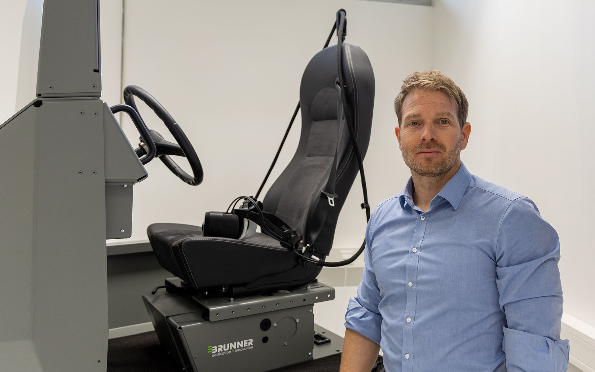 Dr. Michael Rüegsegger steht vor einem Simulator 