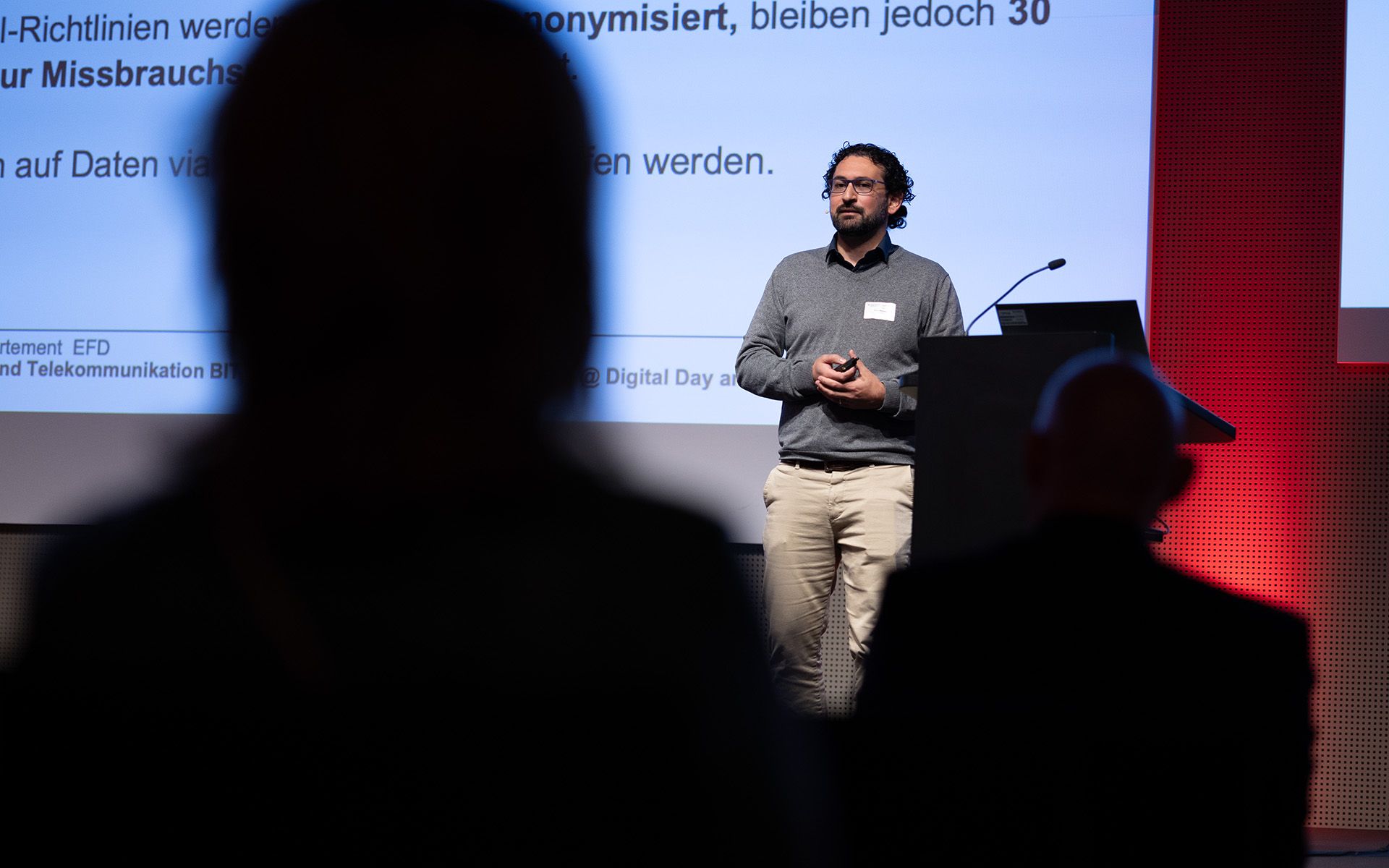 Elias Medawar, Leiter Innovation und AI beim Bundesamt für Informatik und Telekommunikation (BIT) hält sein Referat zum Thema KI im Arbeitsalltag