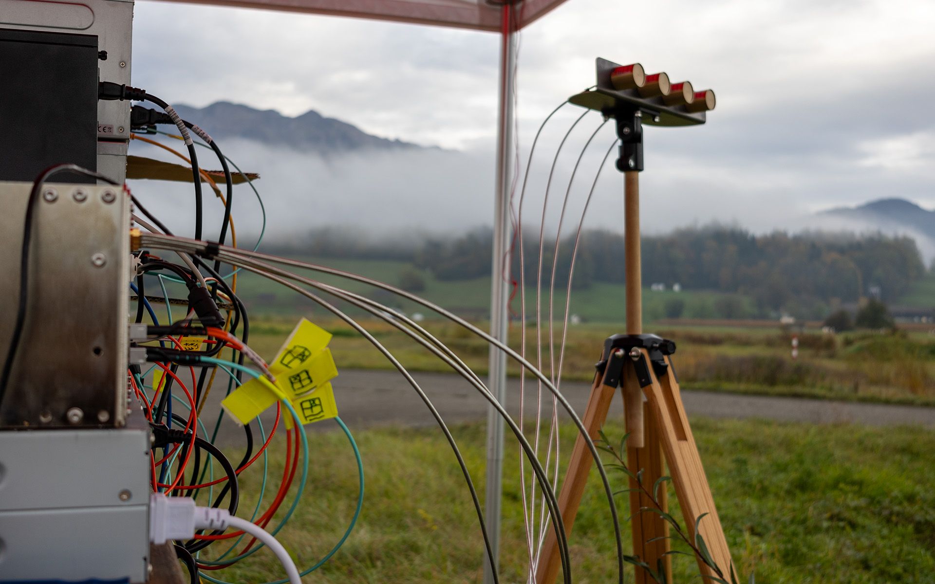 Ein Radar steht in einem offene Feld