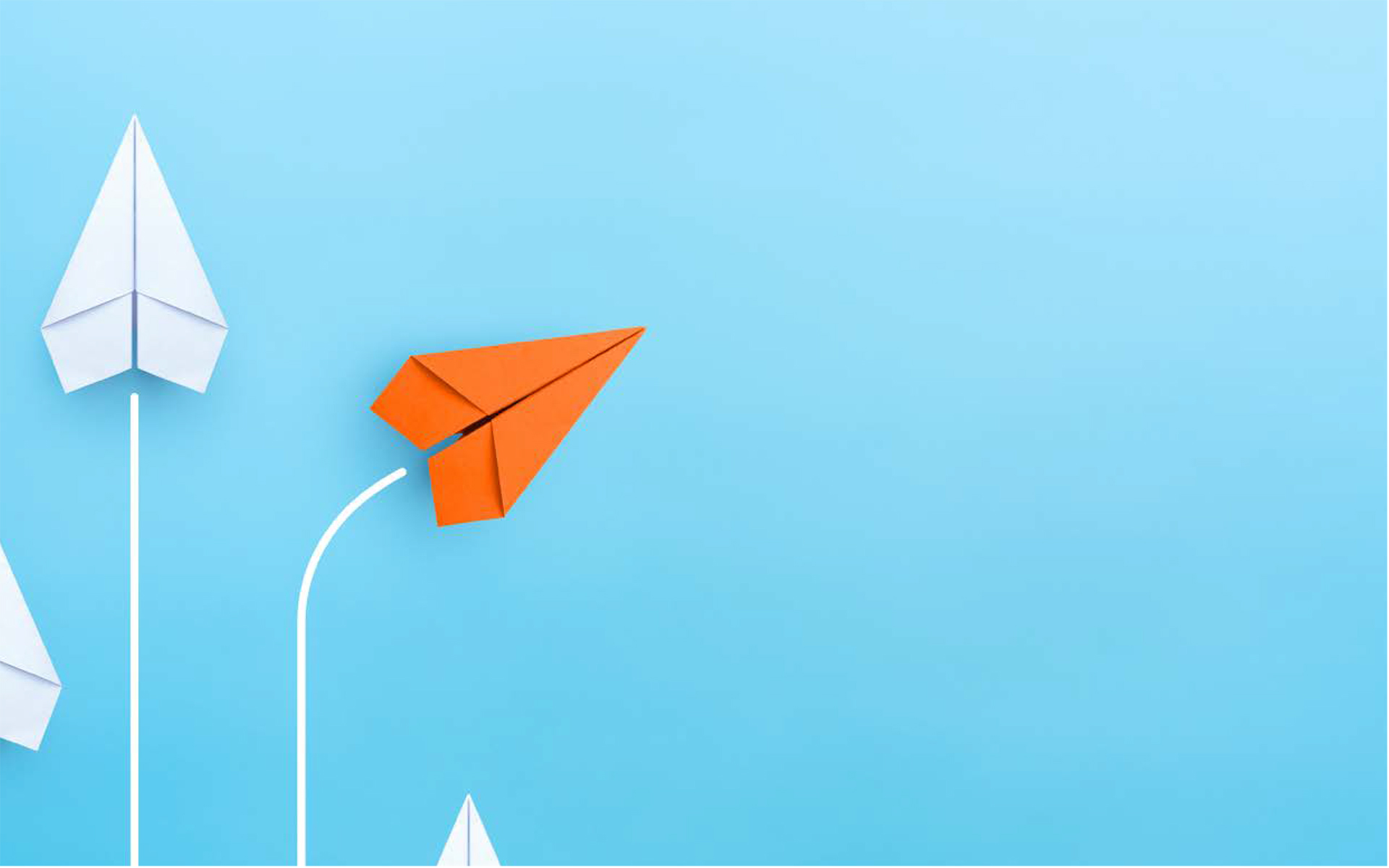 Zwei Papierflieger fliegen in unterschiedliche Richtungen