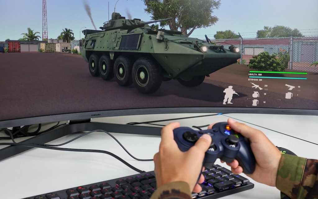 Soldat steuert mit einem Controller einen Panzer