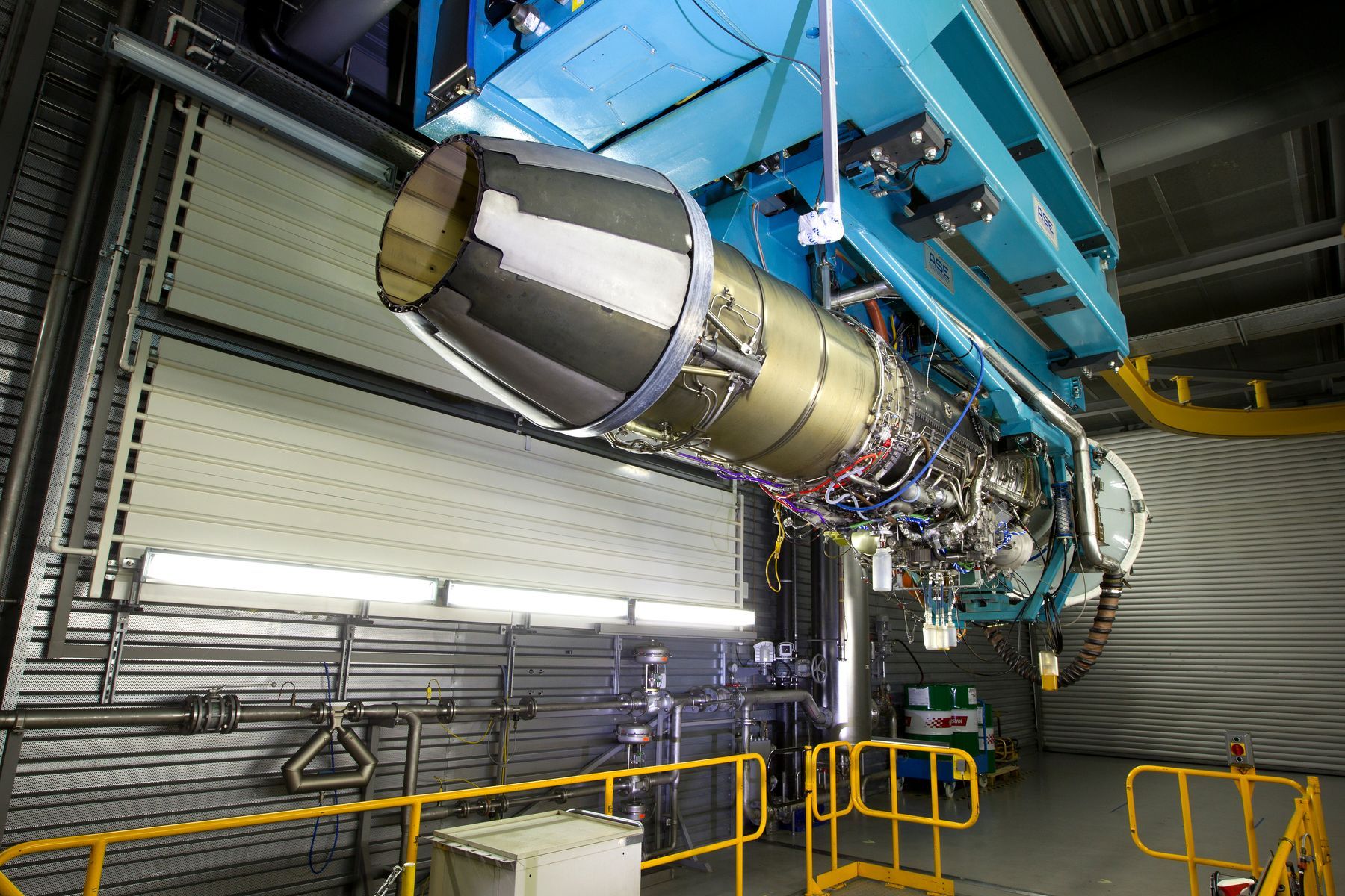 F/A-18 Strahltriebwerk F404 bei der Montage