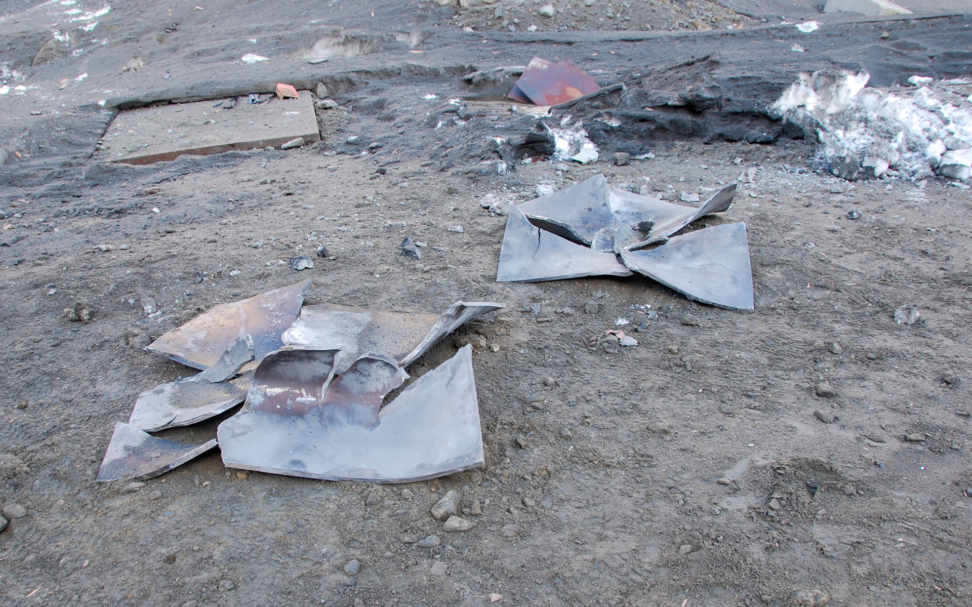 Pieces of slabs gathered after the blasting. They were located at a maximum distance of 40 meters. Due to the impact, the concrete blocks, each weighing 600kg, were displaced by about 10m.