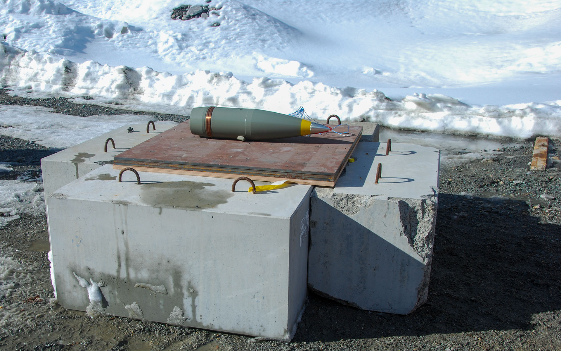 A test blast with a 15.5 cm artillery shell is prepared.