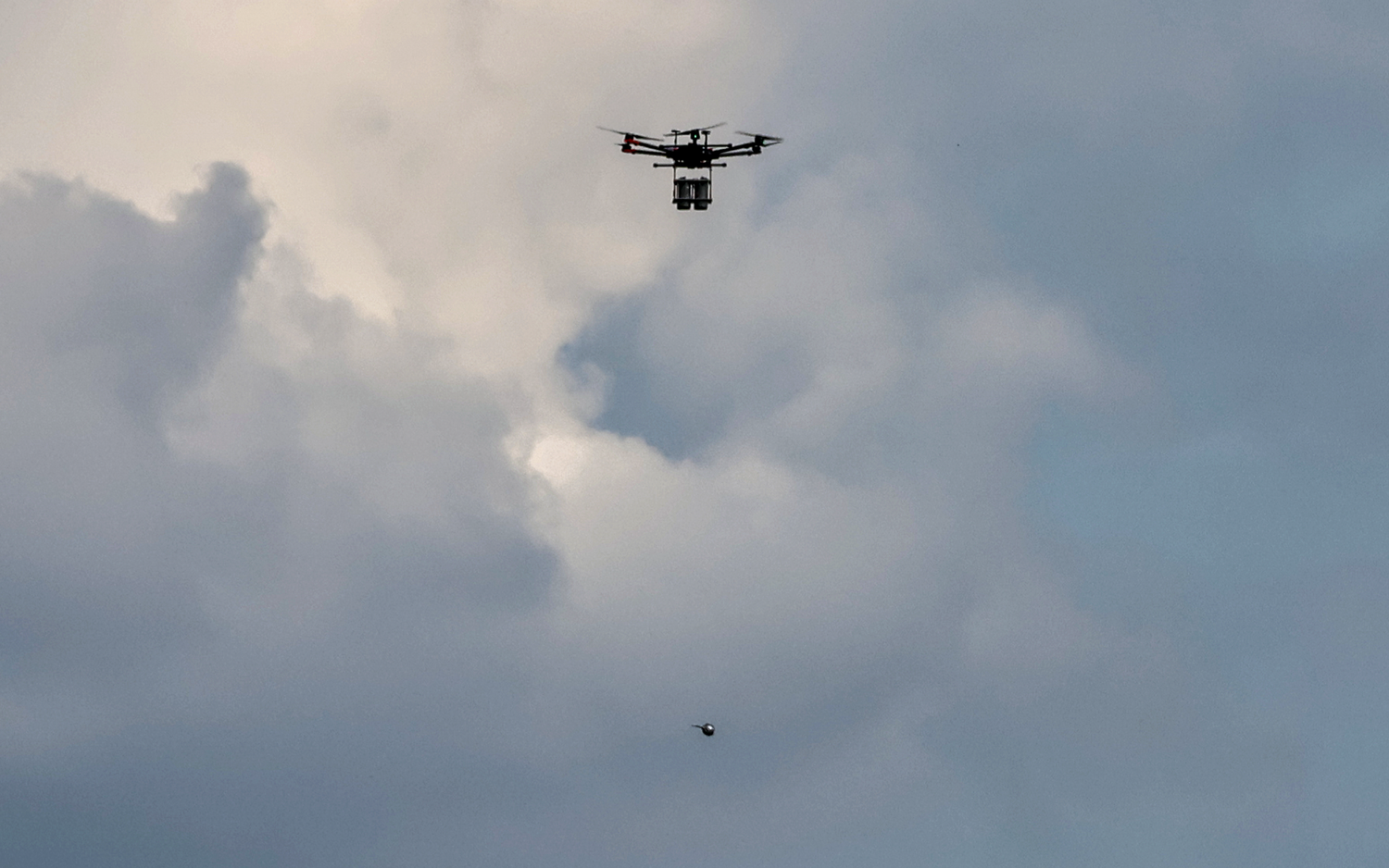 A DJI Matrice 600 drops a payload and is detected by the research radar sensors of the SET-307.