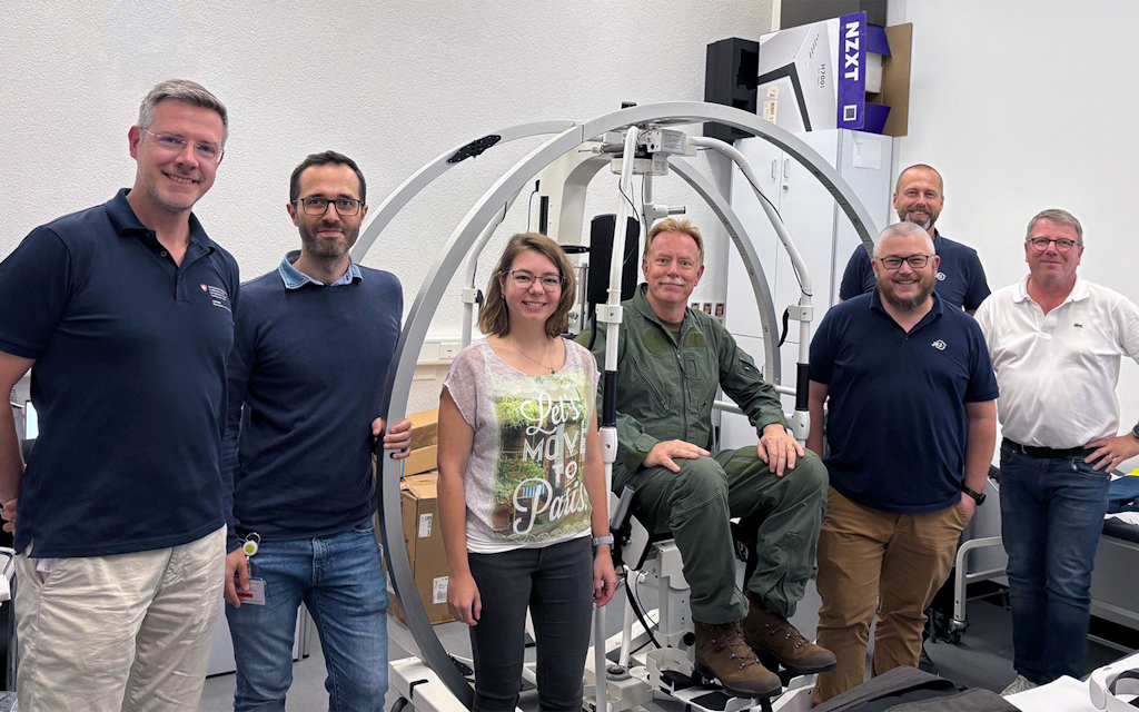 Group photo of the innovation expedition vestibular simulation team with representatives from administration, universities, the Swiss Air Force and the private sector.