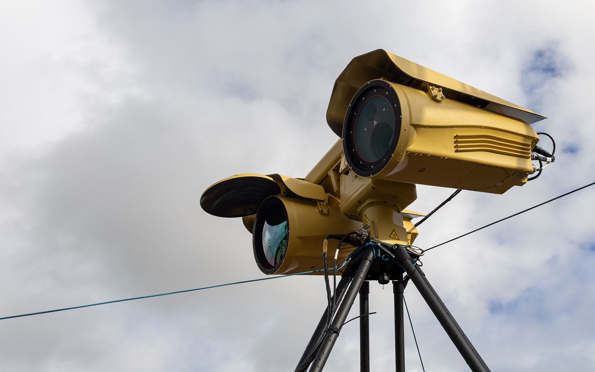 A camera system gazes into the distance and searches an airspace for drones.