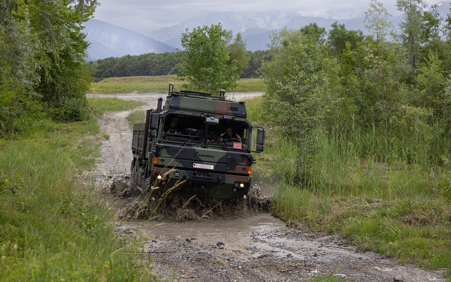 Water crossing in the ‘Convoying’ scenario