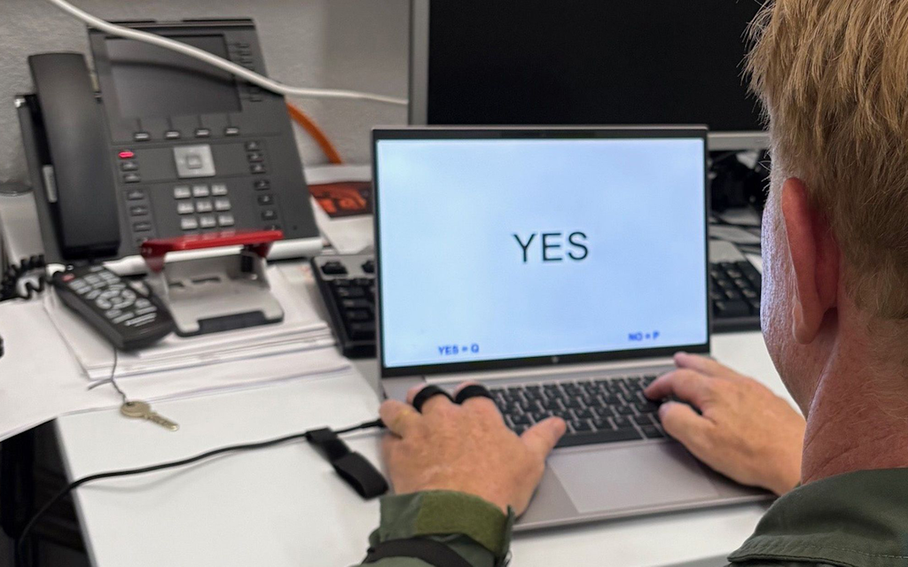 A test person successfully completes an exercise at the computer.