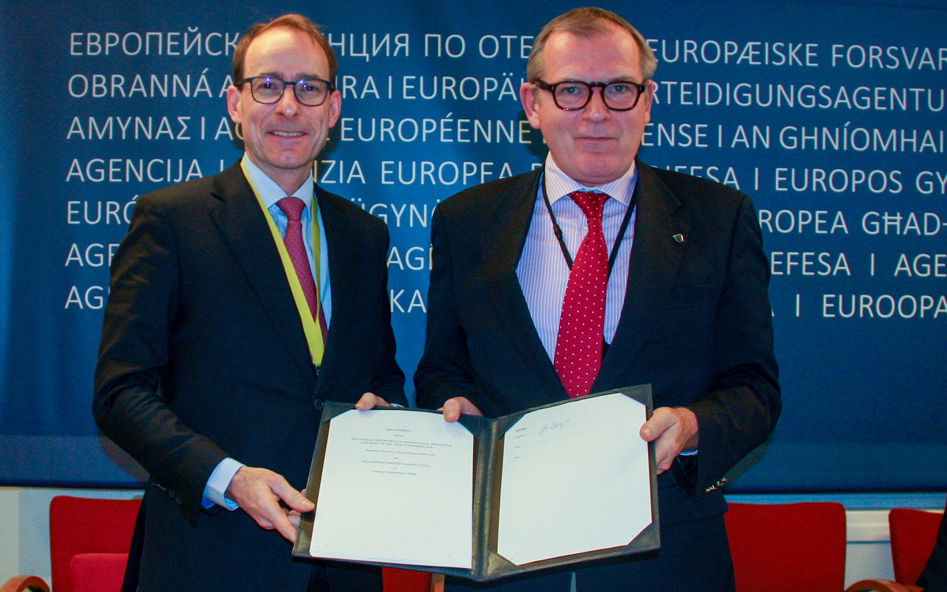 Alexander Renggli (left), Switzerland’s Deputy Head of Mission to the EU, with Jiří Šedivý (right), EDA Chief Executive, at the handover of the signed HEDI accession documents