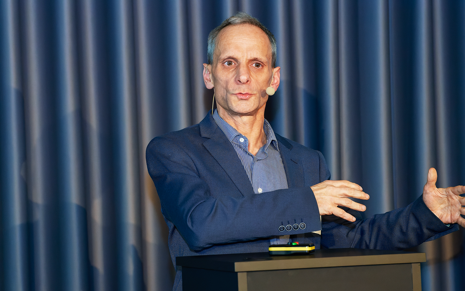 Mathias Biswanger lors de son discours au symposium sur les textiles 2024. 