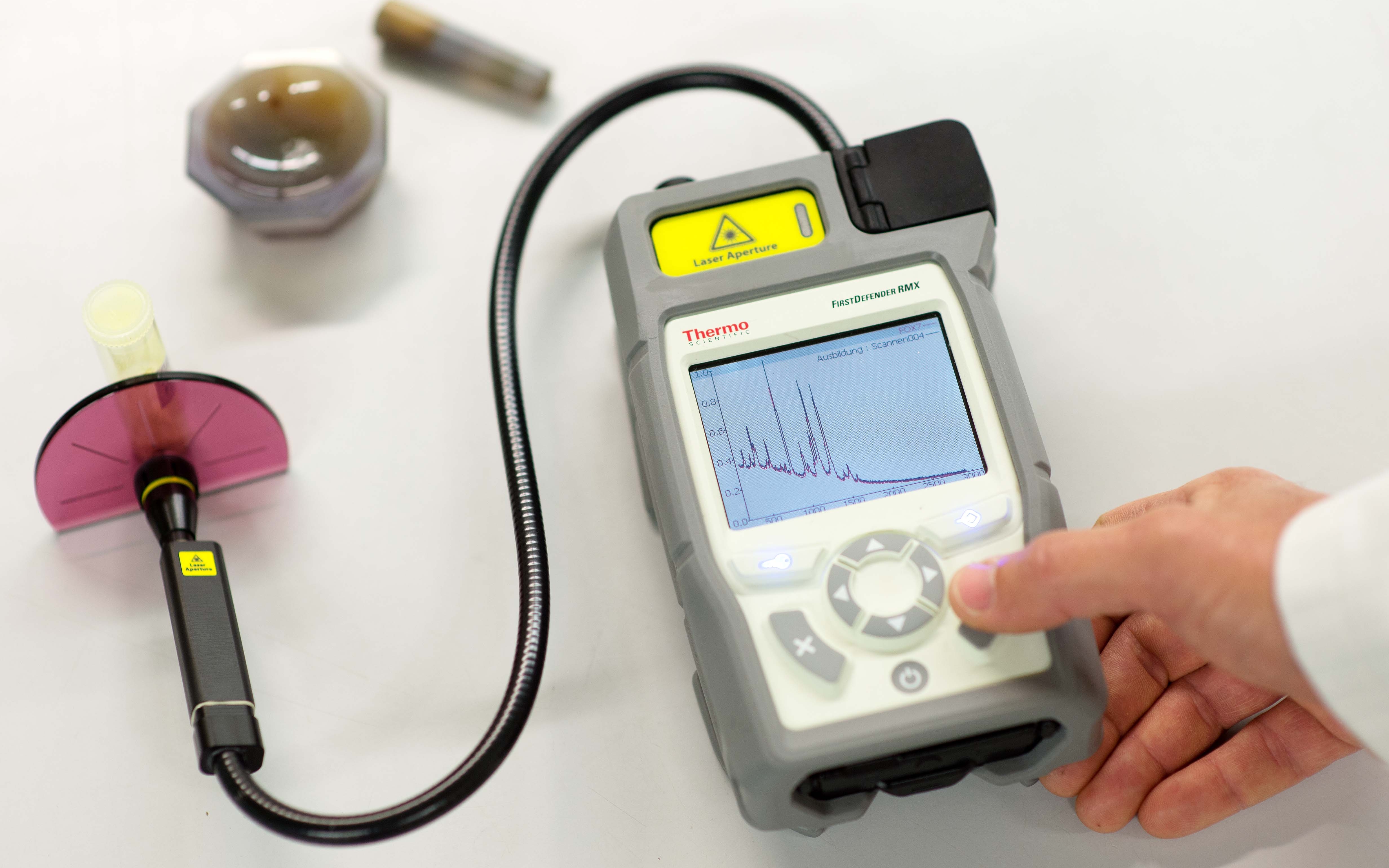 Un appareil pour déterminer le vieillissement et la stabilité des munitions est illustré.