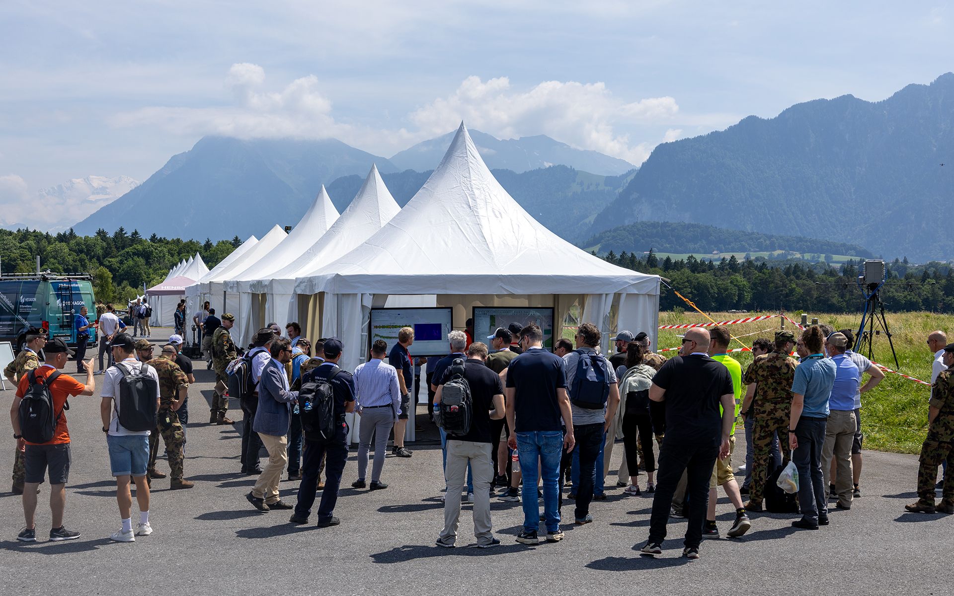 Des personnes regardent un drone.
