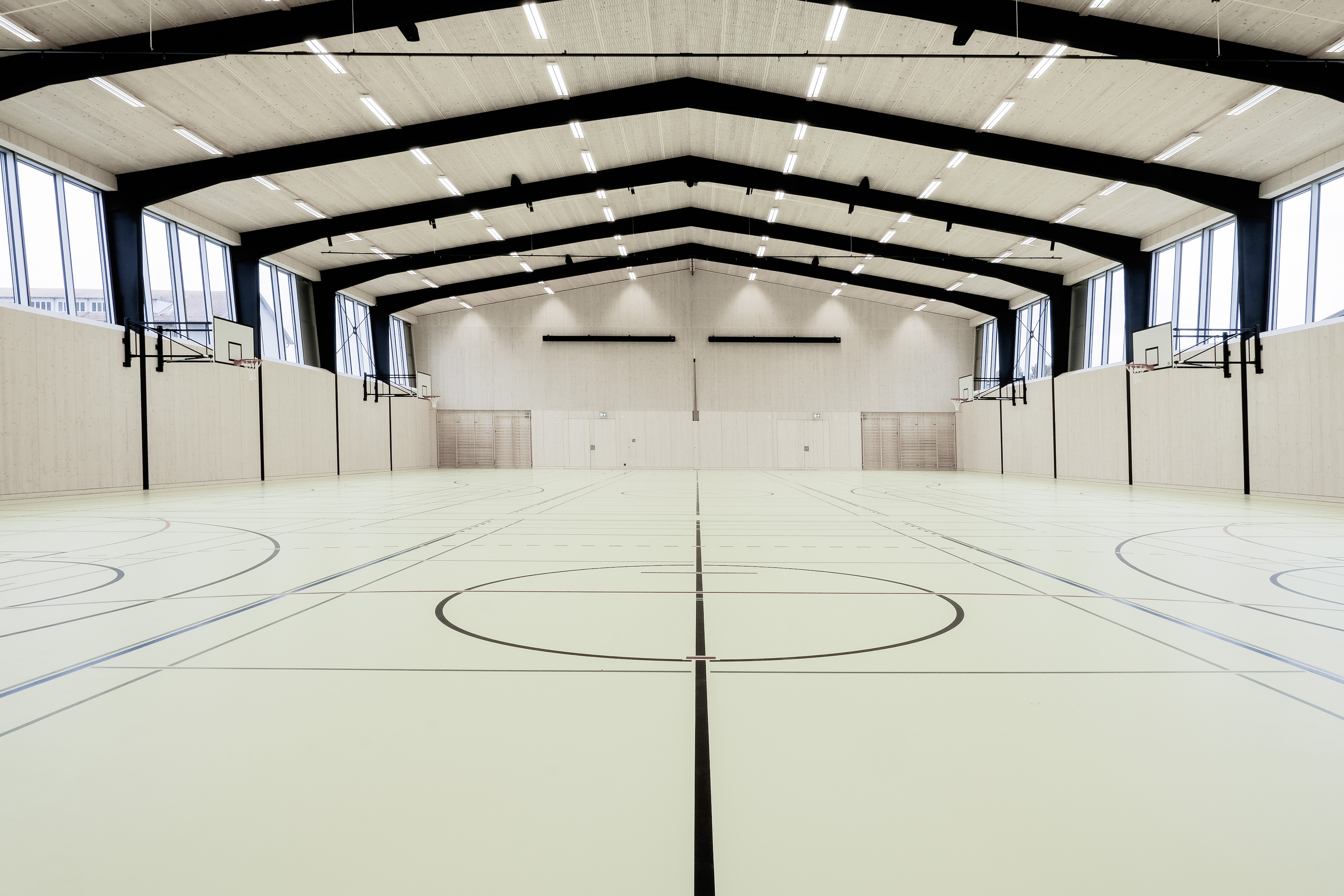 Vue intérieure de la salle polyvalente rénovée de la caserne d'aviation de Payerne 