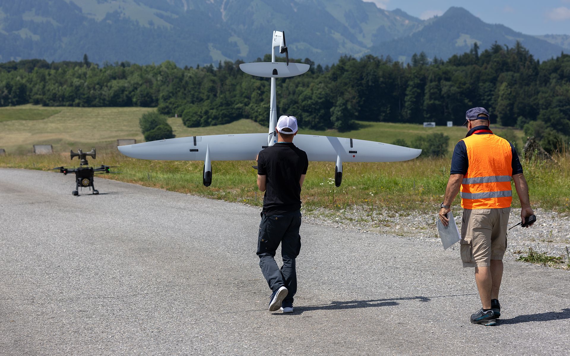 Des personnes regardent un drone.